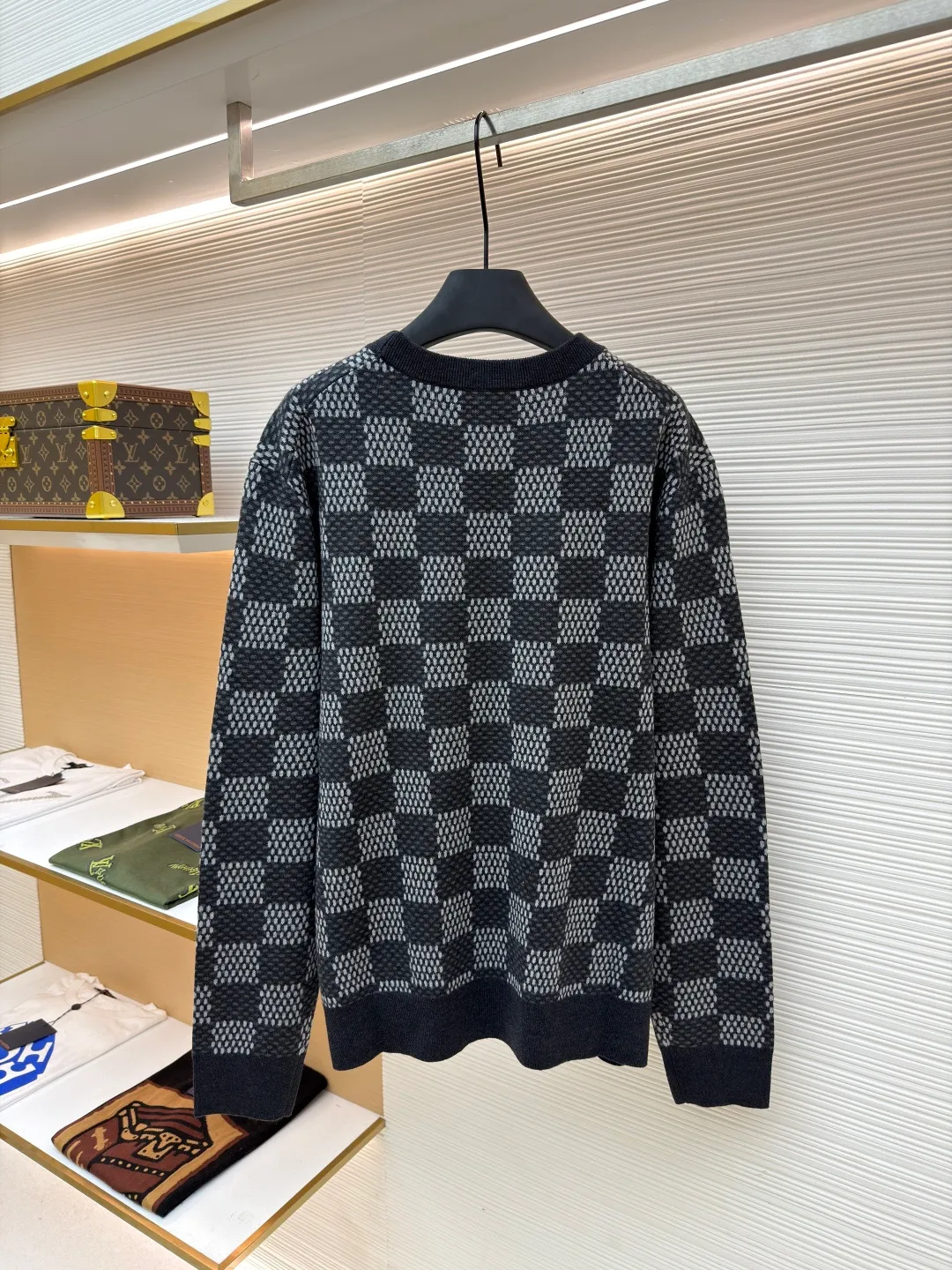 LOUIS VUITTON round neck checkerboard jacquard wool blended sweater ●Authentic product: Purchased and developed for 10800 ●Item number: 1681003-B25 ●Fabric: wool fabric ●Technology: Knitting ●Version: Fitted version ●Weight: about 585 grams ●Size: XS-S-M-L ●Description: 30 wool, 70% acrylic color, fixed dyeing yarn. This style uses [7-needle Juxin machine] to weave the piece. [9 yarn feeders] are required for the front logo hanging area. The whole piece is [moving the needle and twisting the rope]. The intersection of the twisting rope is prone to holes. The color adjustment part of the whole piece [the yarn is wool], and the machine adjustment time is long. The needles added at the bottom of the sleeve clip are all edged, which increases the loom time and sewing time. Because the logo is hung with wool, the brown thread is clamped on the edge and needs to be drawn out. Moreover, due to the characteristics of wool, lint will appear when drawing out the thread. It is necessary to manually remove the stray hair bit by bit, which is very time-consuming. The overall wiring is straight and delicate, the fabric is comfortable and soft, and the color is consistent without color difference. It can be matched with the same style to create a fashionable look and control various occasions. Customized accessories, complete with three standards, same style for men and women!